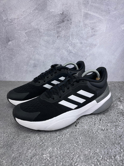 Adidas Response 3.0 GW6691 - buty sportowe, widok z boku na tle studyjnym