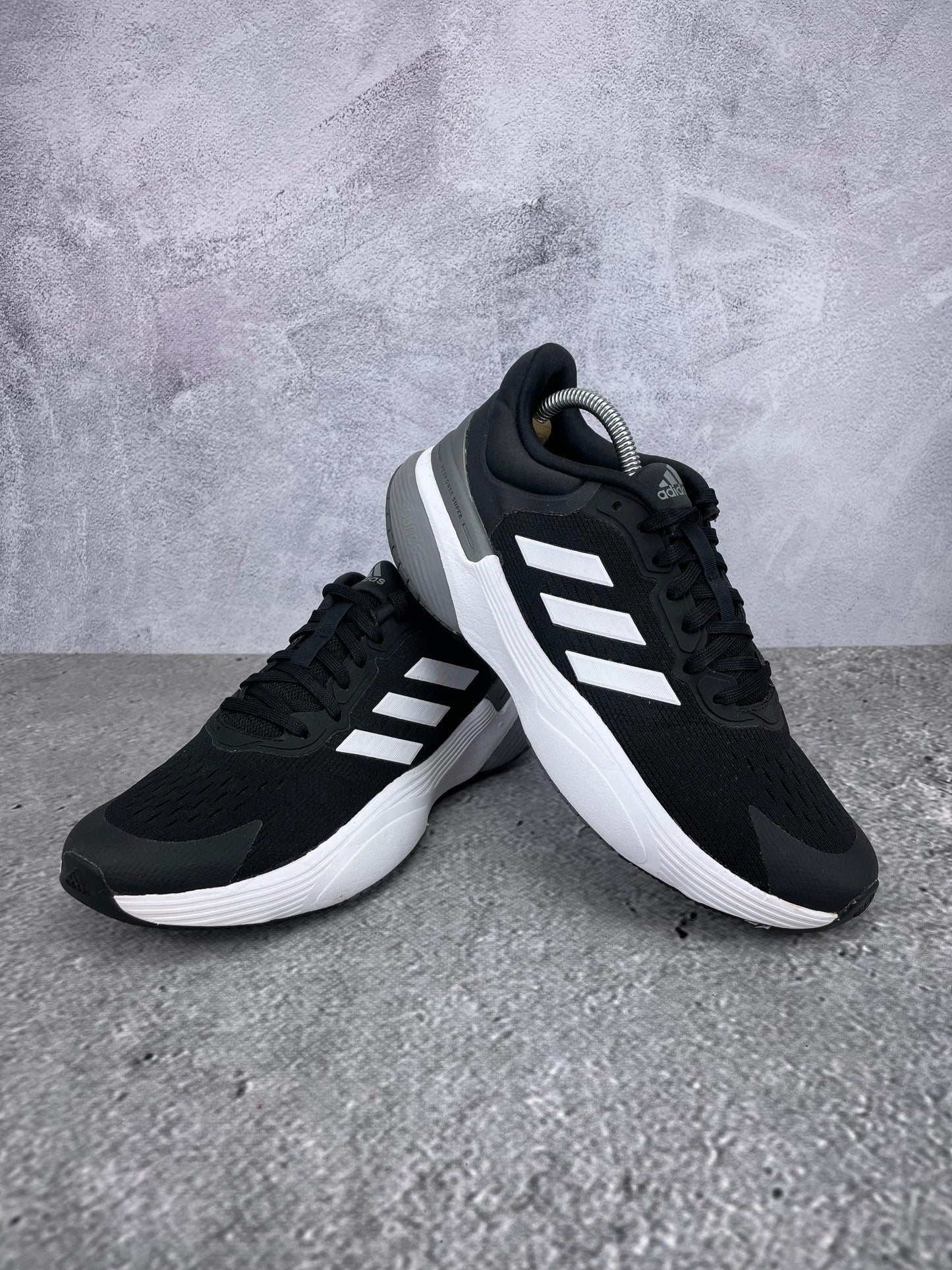 Adidas Response 3.0 GW6691 - buty sportowe, para butów, widok z boku na tle studyjnym