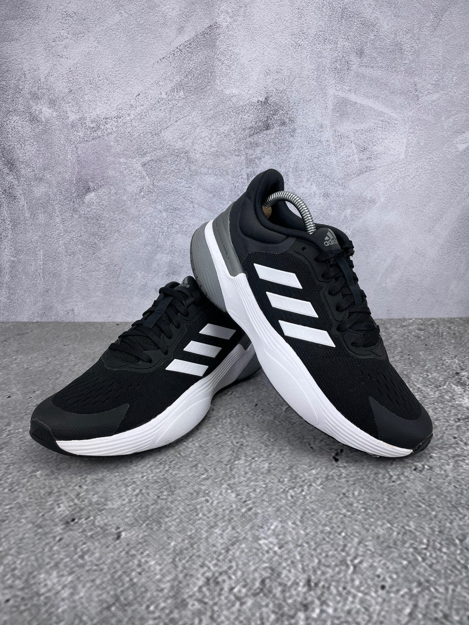 Adidas Response 3.0 GW6691 - buty sportowe, para butów, widok z boku na tle studyjnym