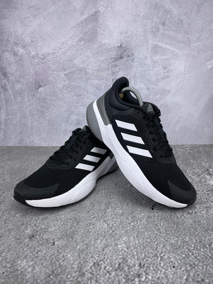 Adidas Response 3.0 GW6691 - buty sportowe, para butów, widok z boku na tle studyjnym