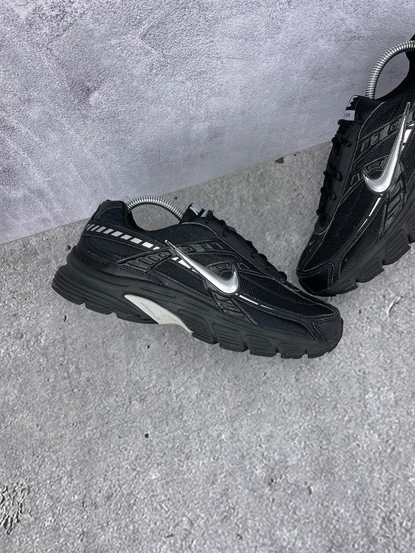 Nike Initiator IB4595-001 - buty sportowe, zewnętrzny panel lewego buta