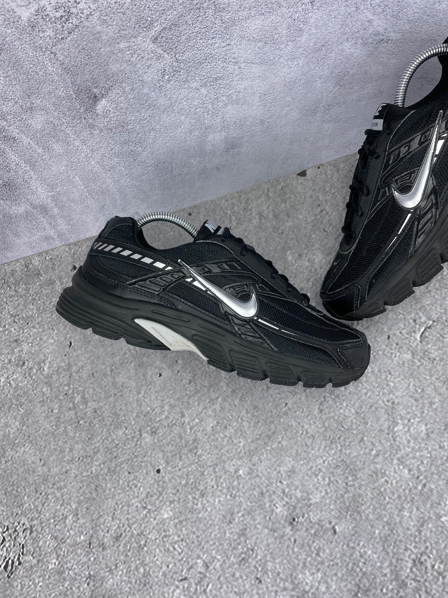 Nike Initiator IB4595-001 - buty sportowe, zewnętrzny panel lewego buta