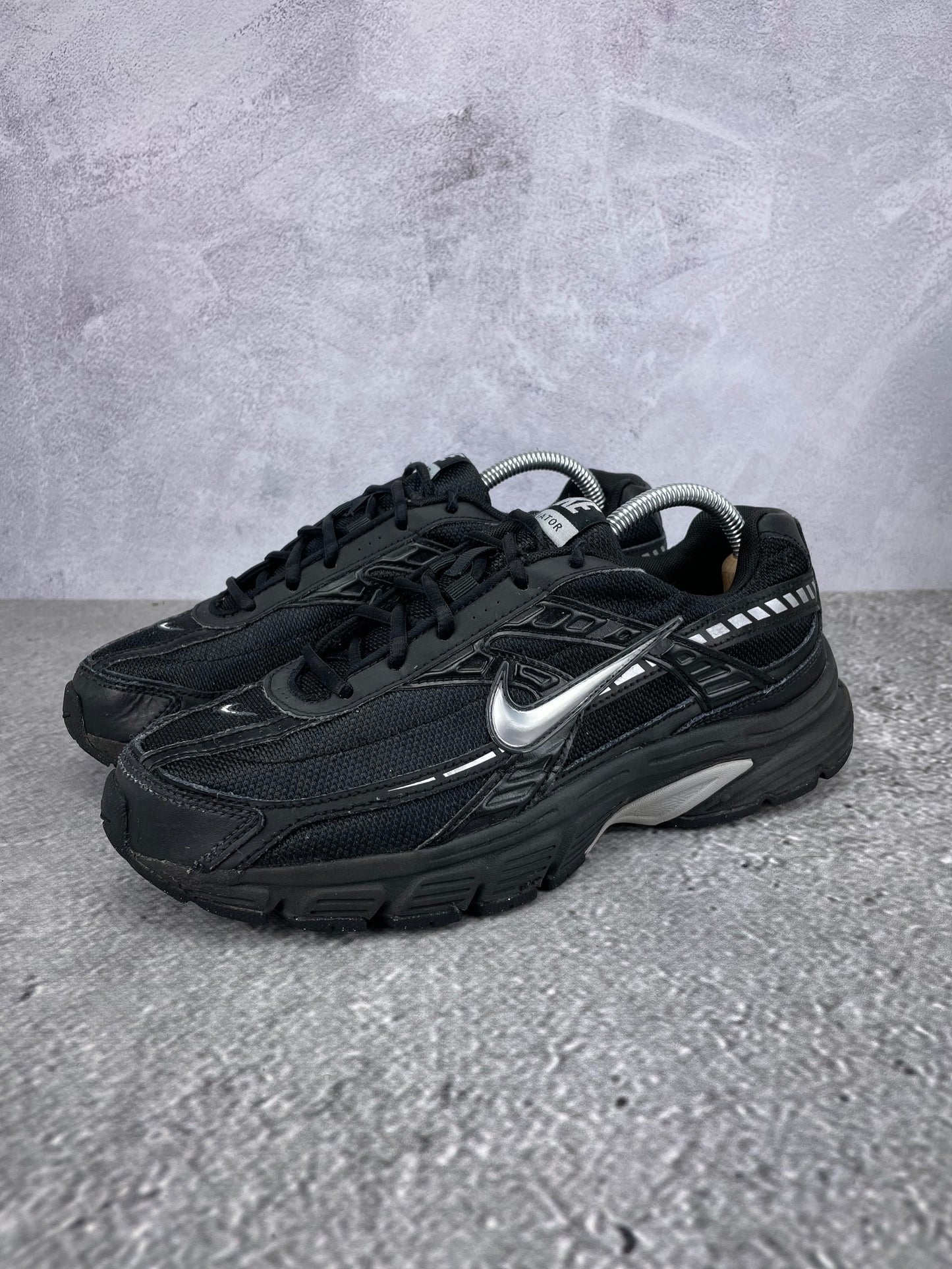 Nike Initiator IB4595-001 - buty sportowe, widok z boku na tle studyjnym