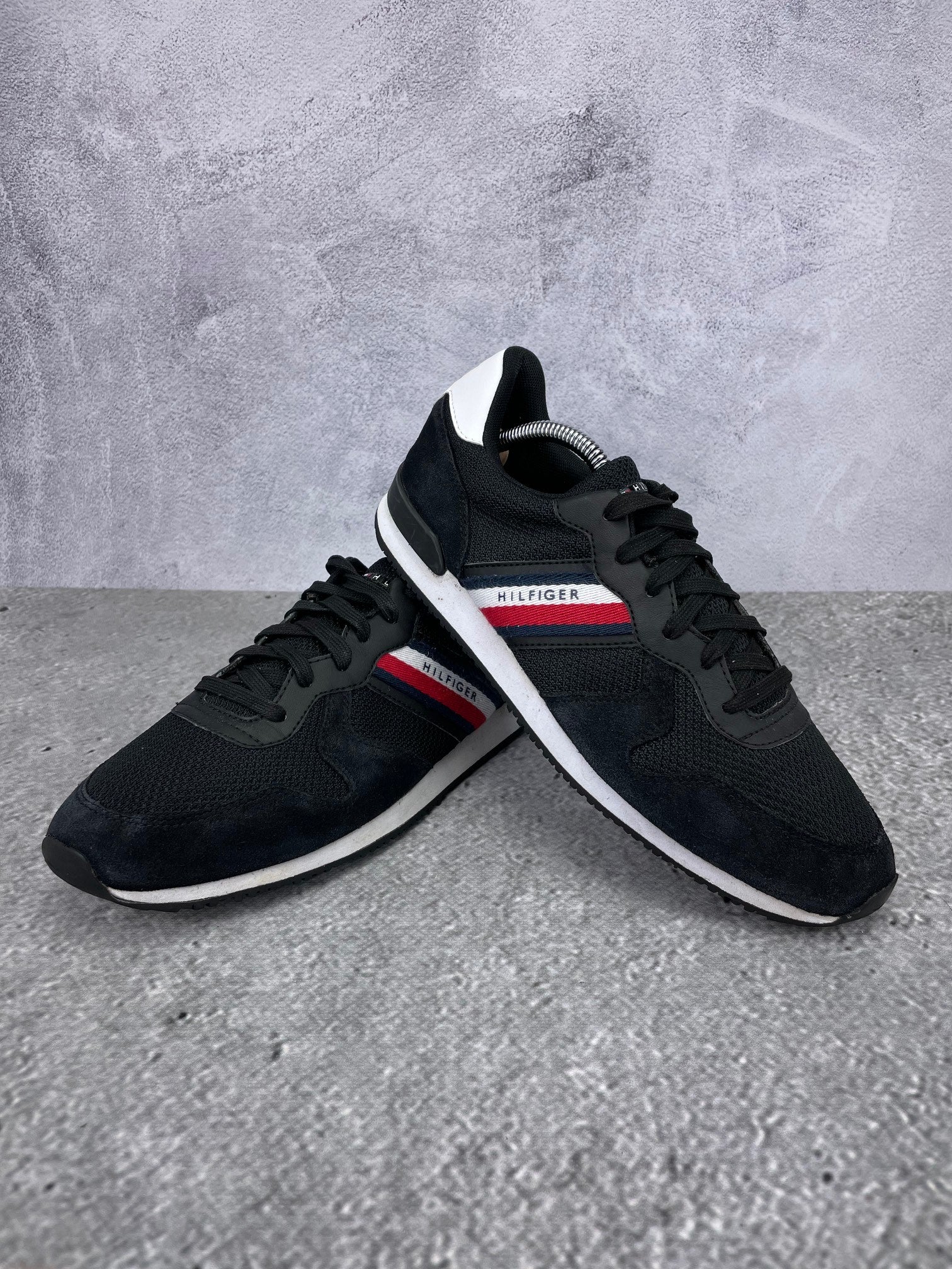 Tommy Hilfiger Iconic Mix Runner FM0FM04733 - buty sportowe, para butów, widok z boku na tle studyjnym
