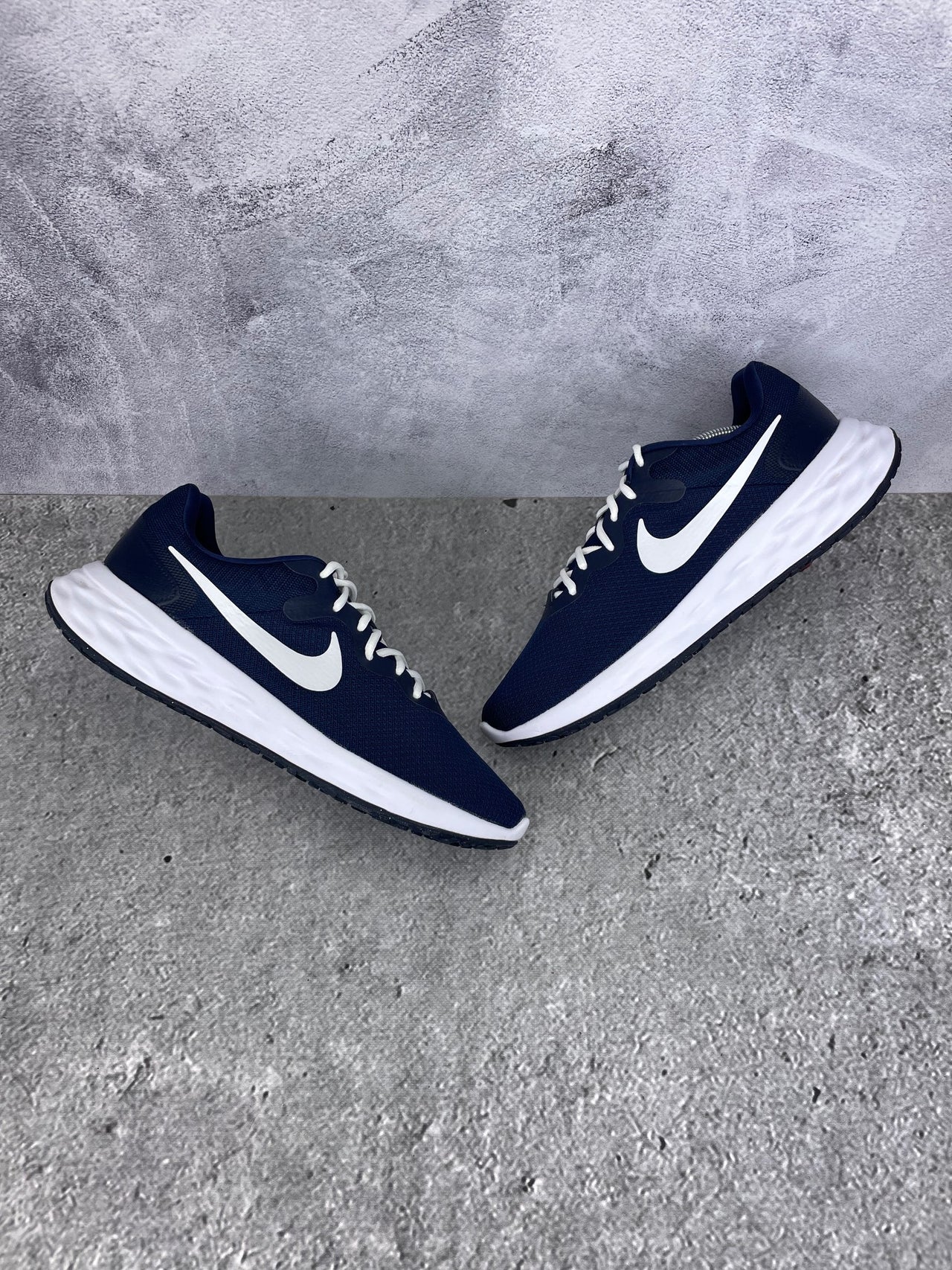 Nike Revolution 6 Next Nature Midnight Navy - buty sportowe, widok z góry na zewnętrzną stronę butów