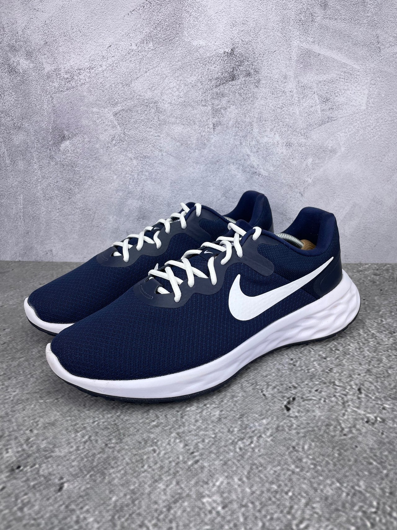 Nike Revolution 6 Next Nature Midnight Navy - buty sportowe, widok z boku na tle studyjnym