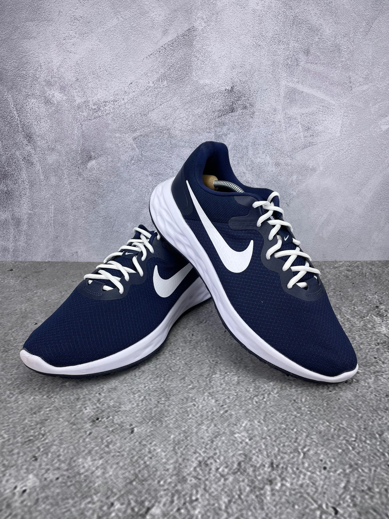 Nike Revolution 6 Next Nature Midnight Navy - buty sportowe, para butów, widok z boku na tle studyjnym