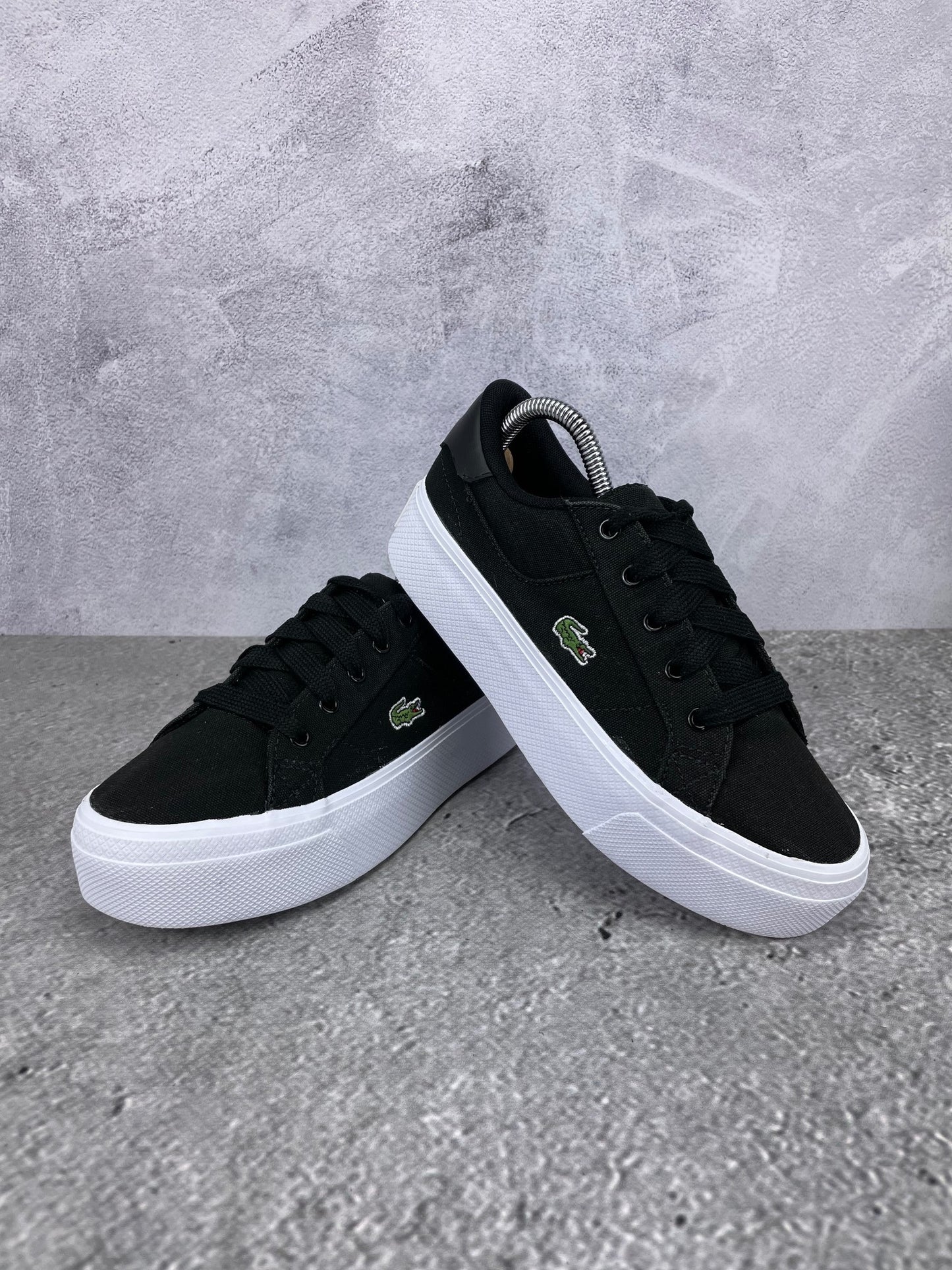 Lacoste Ziane Platform 745CFA0012312 - buty sportowe, para butów, widok z boku na tle studyjnym