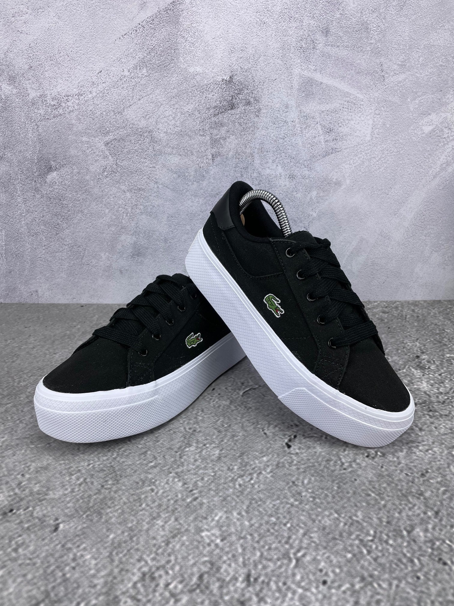 Lacoste Ziane Platform 745CFA0012312 - buty sportowe, para butów, widok z boku na tle studyjnym
