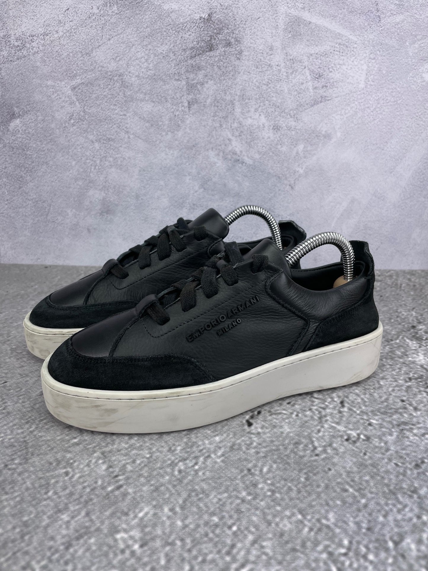Emporio Armani Sneakers Platform X3X207XN391 - buty sportowe, widok z boku na tle studyjnym