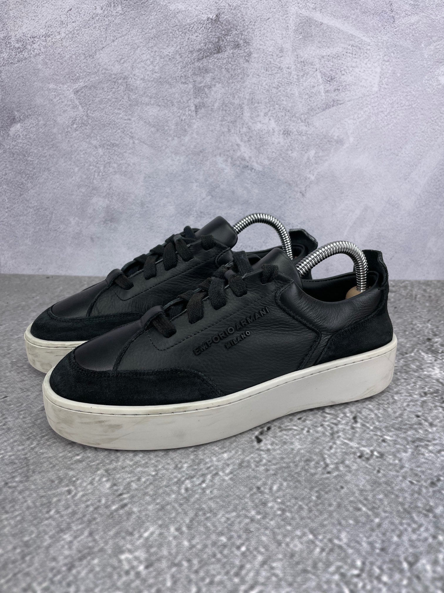 Emporio Armani Sneakers Platform X3X207XN391 - buty sportowe, widok z boku na tle studyjnym