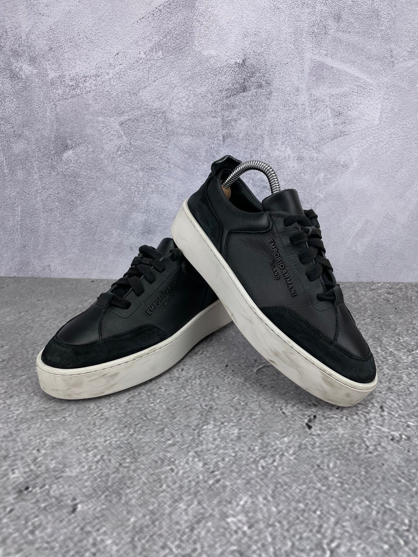 Emporio Armani Sneakers Platform X3X207XN391 - buty sportowe, para butów, widok z boku na tle studyjnym