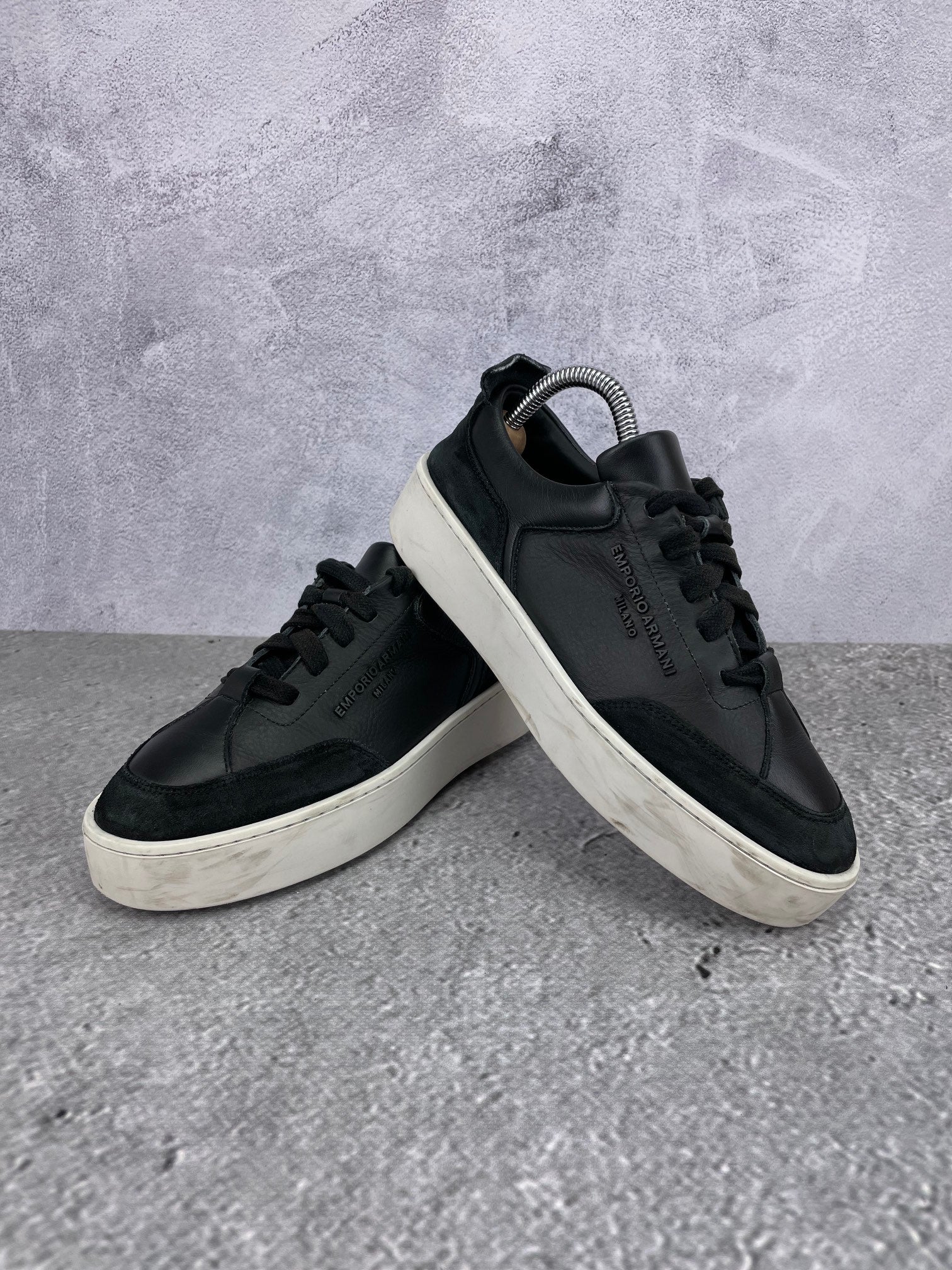 Emporio Armani Sneakers Platform X3X207XN391 - buty sportowe, para butów, widok z boku na tle studyjnym