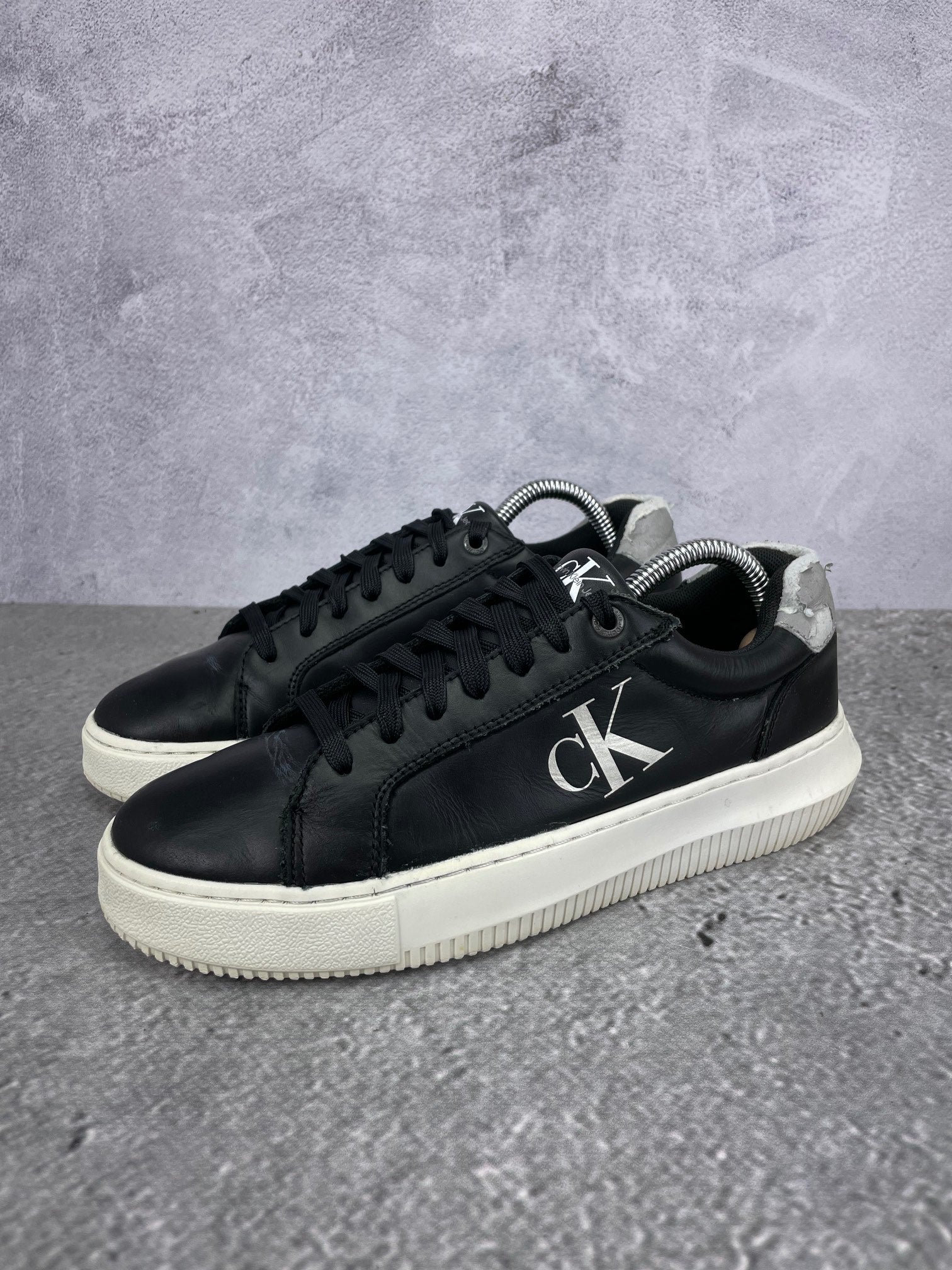 Calvin Klein Chunky Cupsole YM0YM01317 - buty sportowe, widok z boku na tle studyjnym