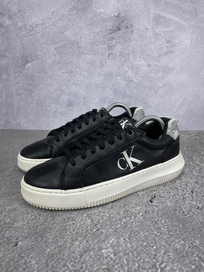 Calvin Klein Chunky Cupsole YM0YM01317 - buty sportowe, widok z boku na tle studyjnym