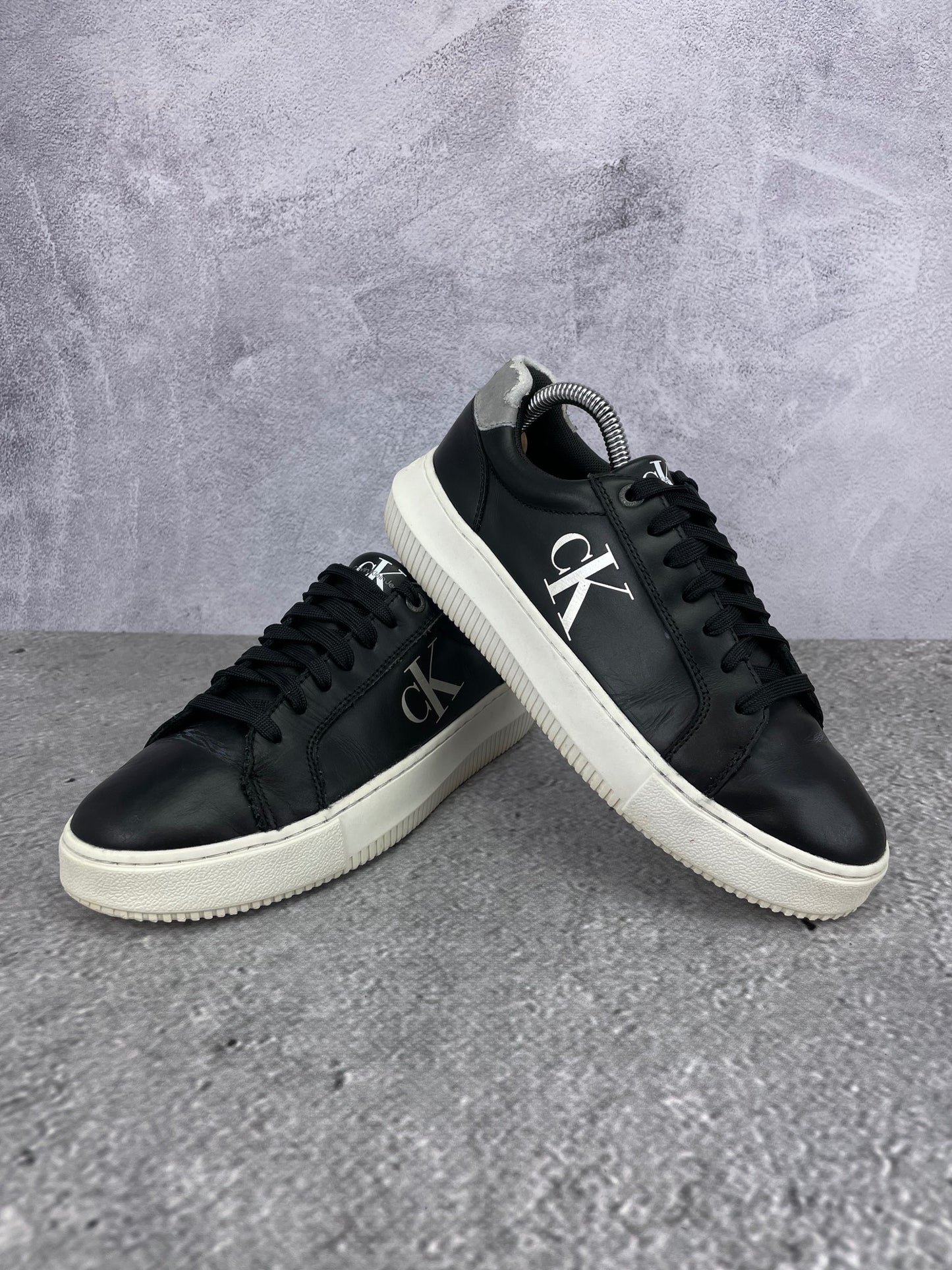 Calvin Klein Chunky Cupsole YM0YM01317 - buty sportowe, para butów, widok z boku na tle studyjnym