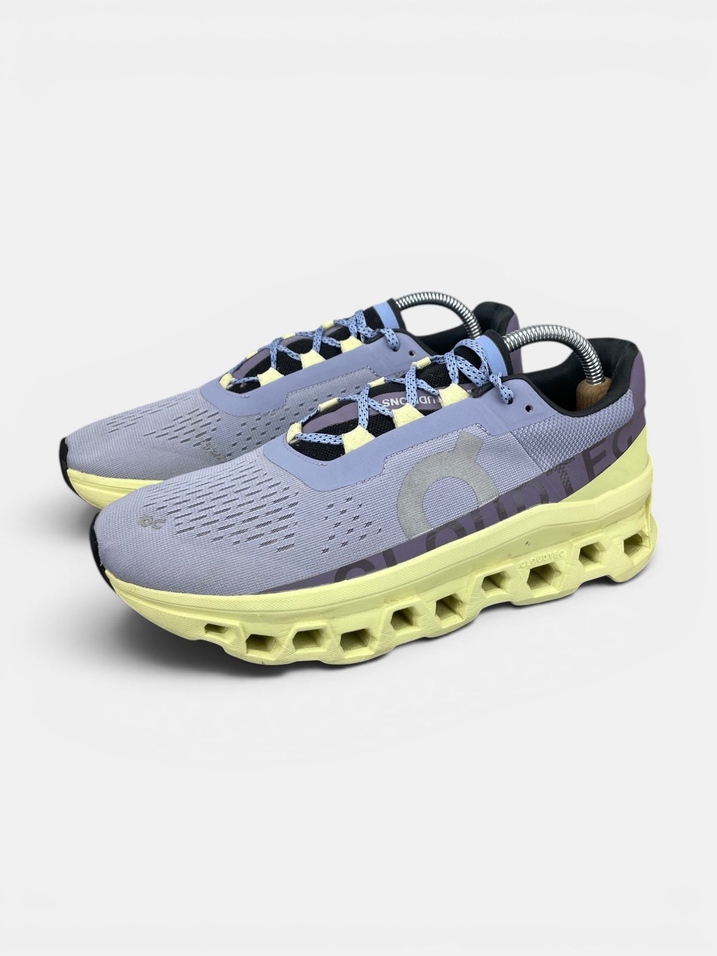 On Cloudmonster 61.982424 - buty sportowe, widok z boku