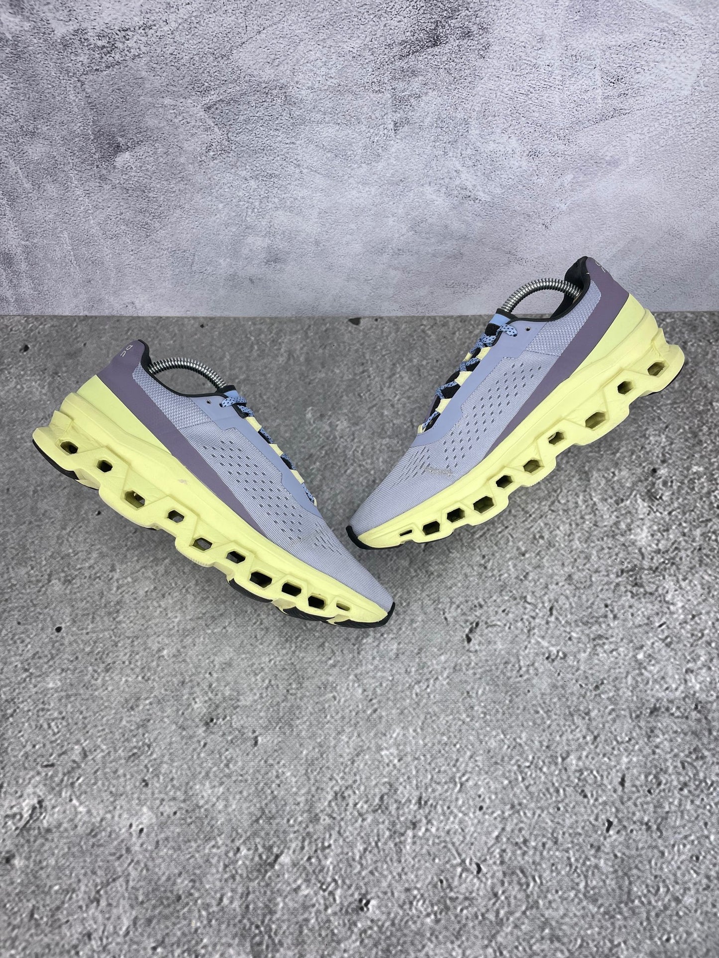On Cloudmonster 61.982424 - buty sportowe, zewnętrzny panel prawego buta