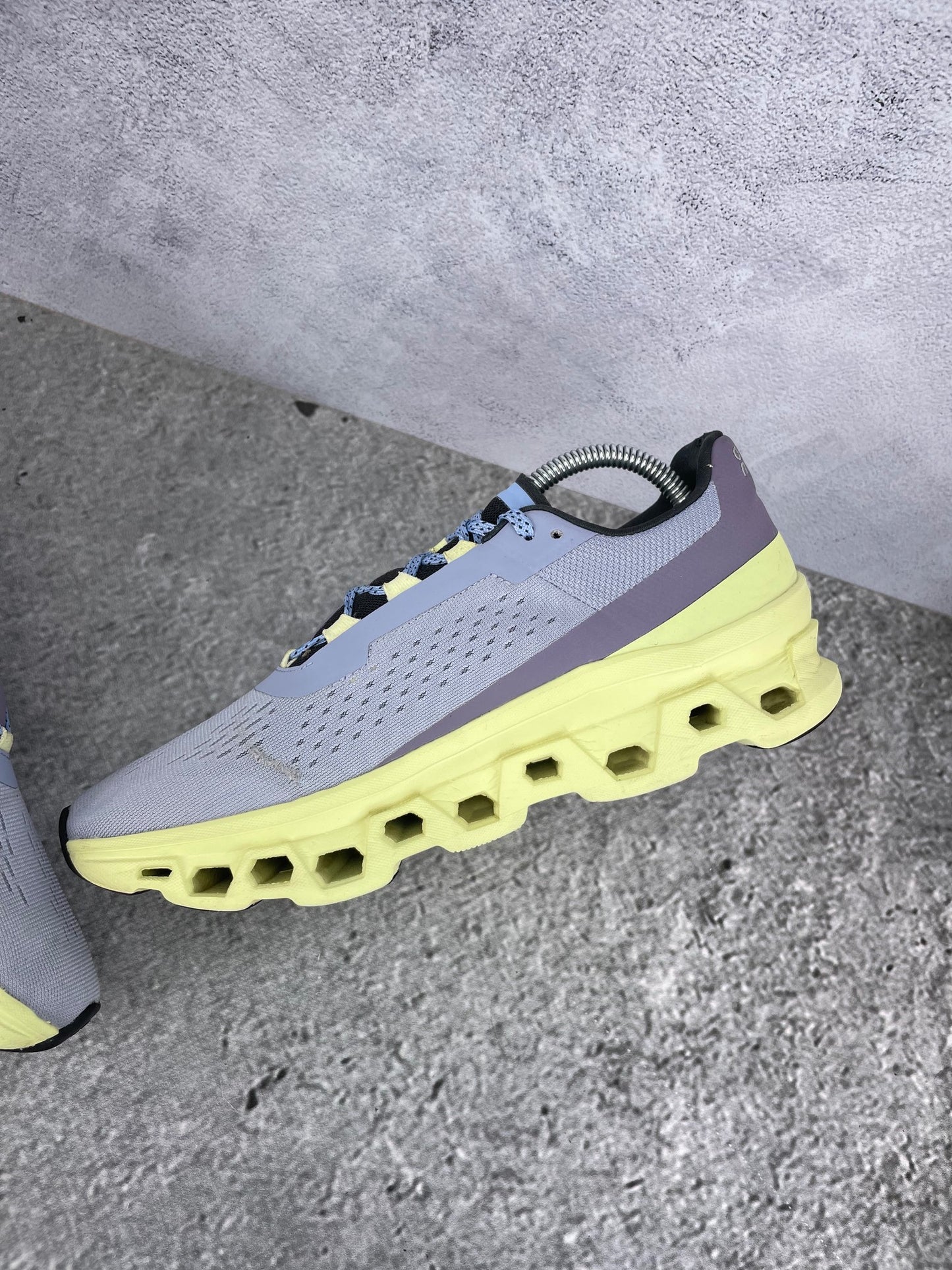 On Cloudmonster 61.982424 - buty sportowe, wewnętrzny panel prawego buta