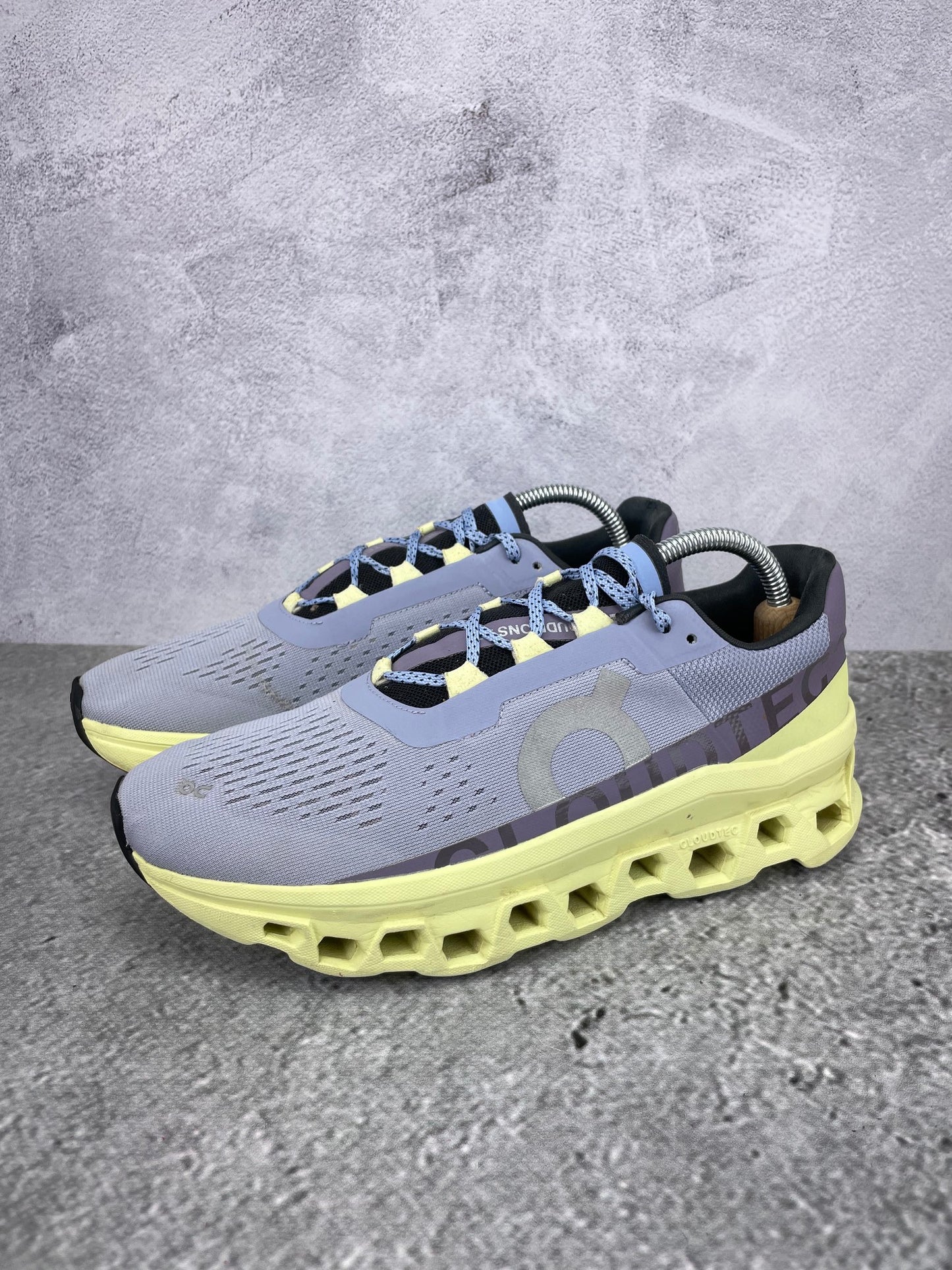 On Cloudmonster 61.982424 - buty sportowe, widok z boku na tle studyjnym
