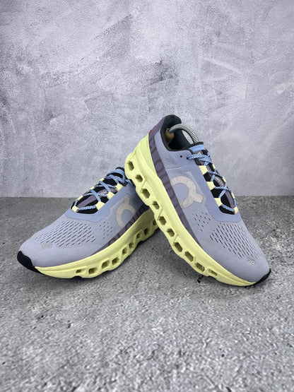 On Cloudmonster 61.982424 - buty sportowe, para butów, widok z boku na tle studyjnym