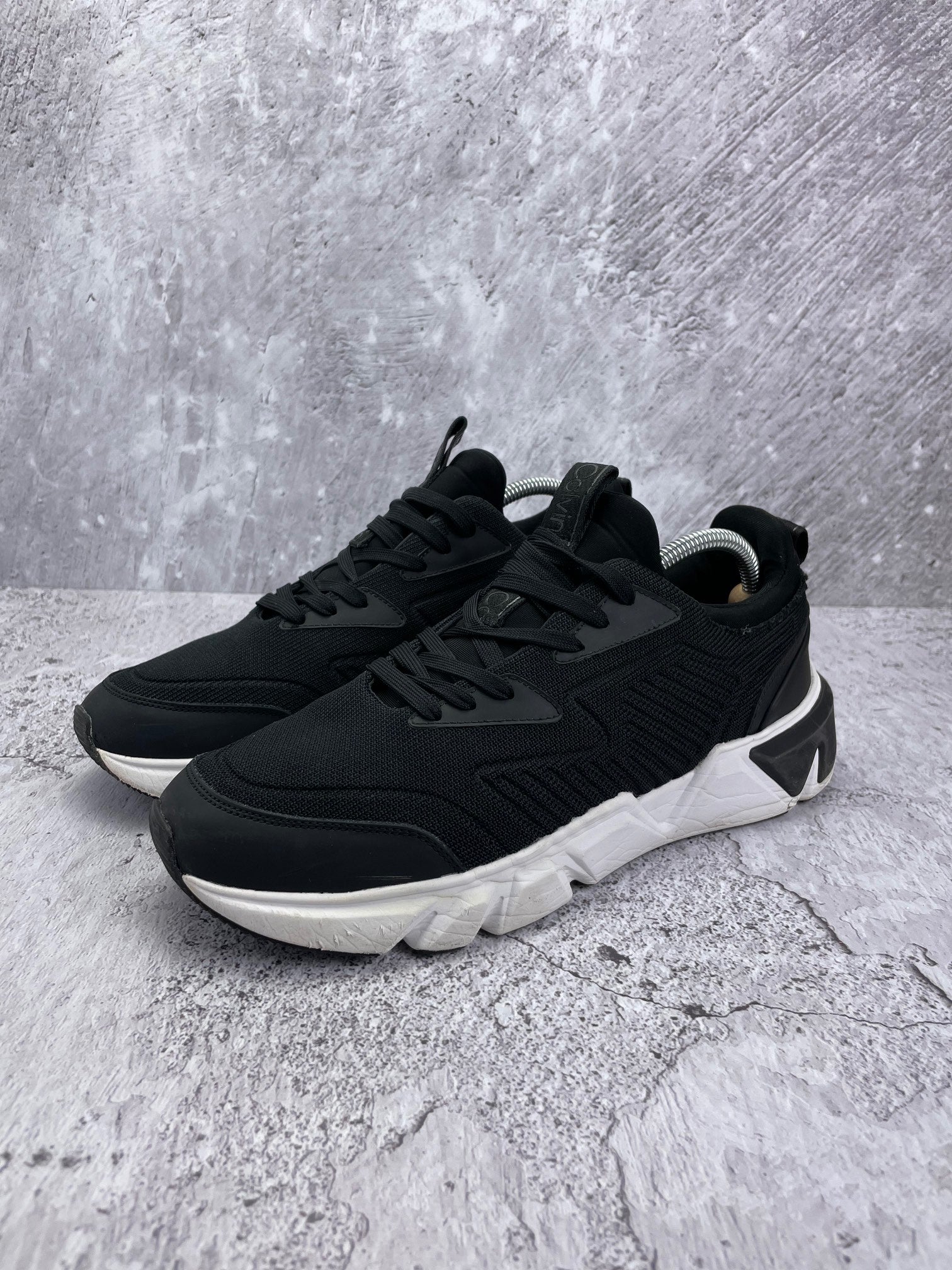 Calvin Klein Low Top Lace Up Knit HM0HM00647 - buty sportowe, widok z boku na tle studyjnym