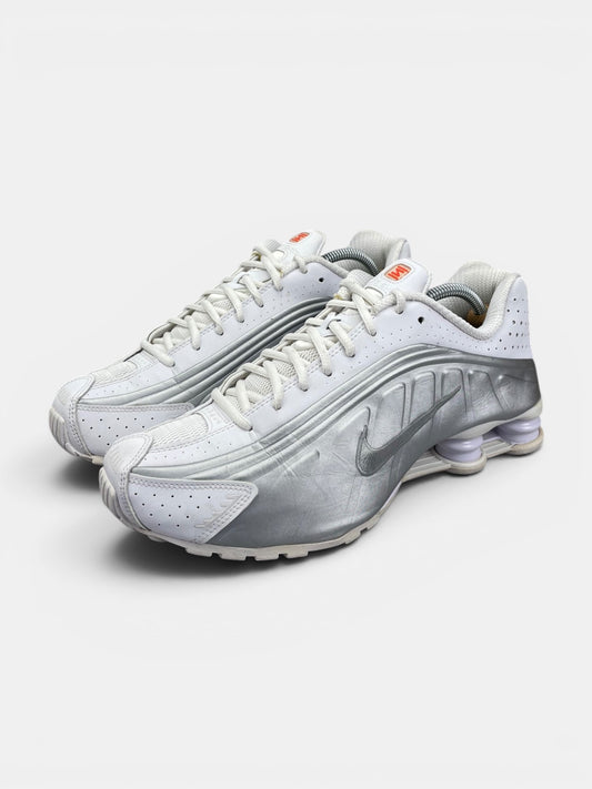 Nike Shox R4 White Metallic - buty sportowe, widok z boku
