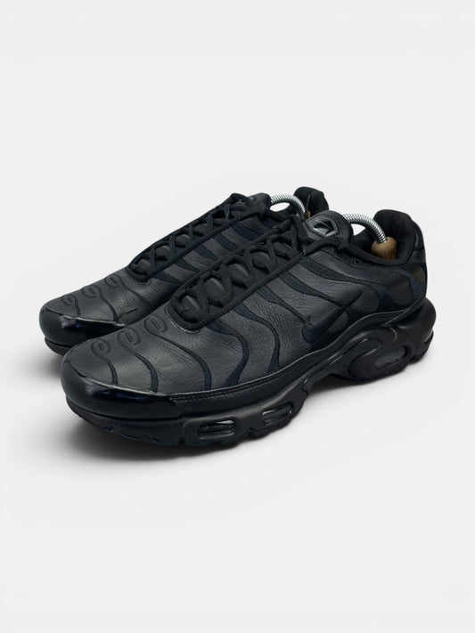 Nike Air Max Plus “Triple Black Leather” Triple Black - buty sportowe, widok z boku