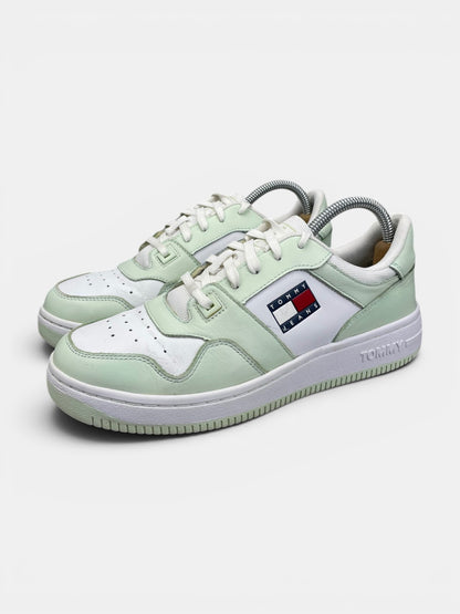 Tommy Hilfiger Retro Basketball Sneaker EN0EN02102_LXW - buty sportowe, widok z boku