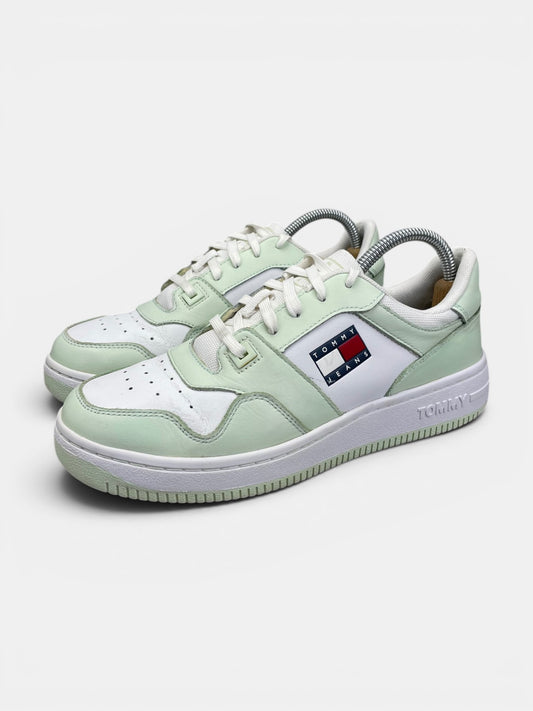 Tommy Hilfiger Retro Basketball Sneaker EN0EN02102_LXW - buty sportowe, widok z boku