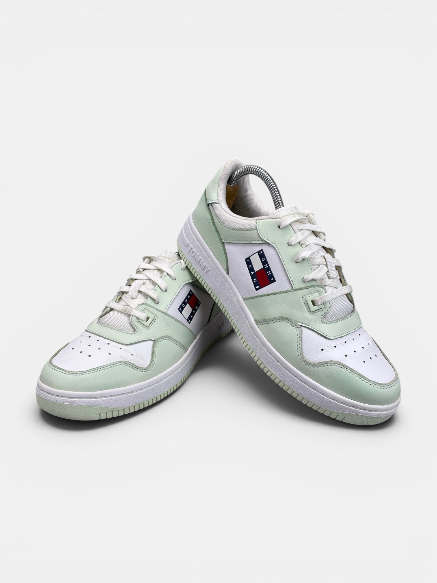 Tommy Hilfiger Retro Basketball Sneaker EN0EN02102_LXW - buty sportowe, boczny profil