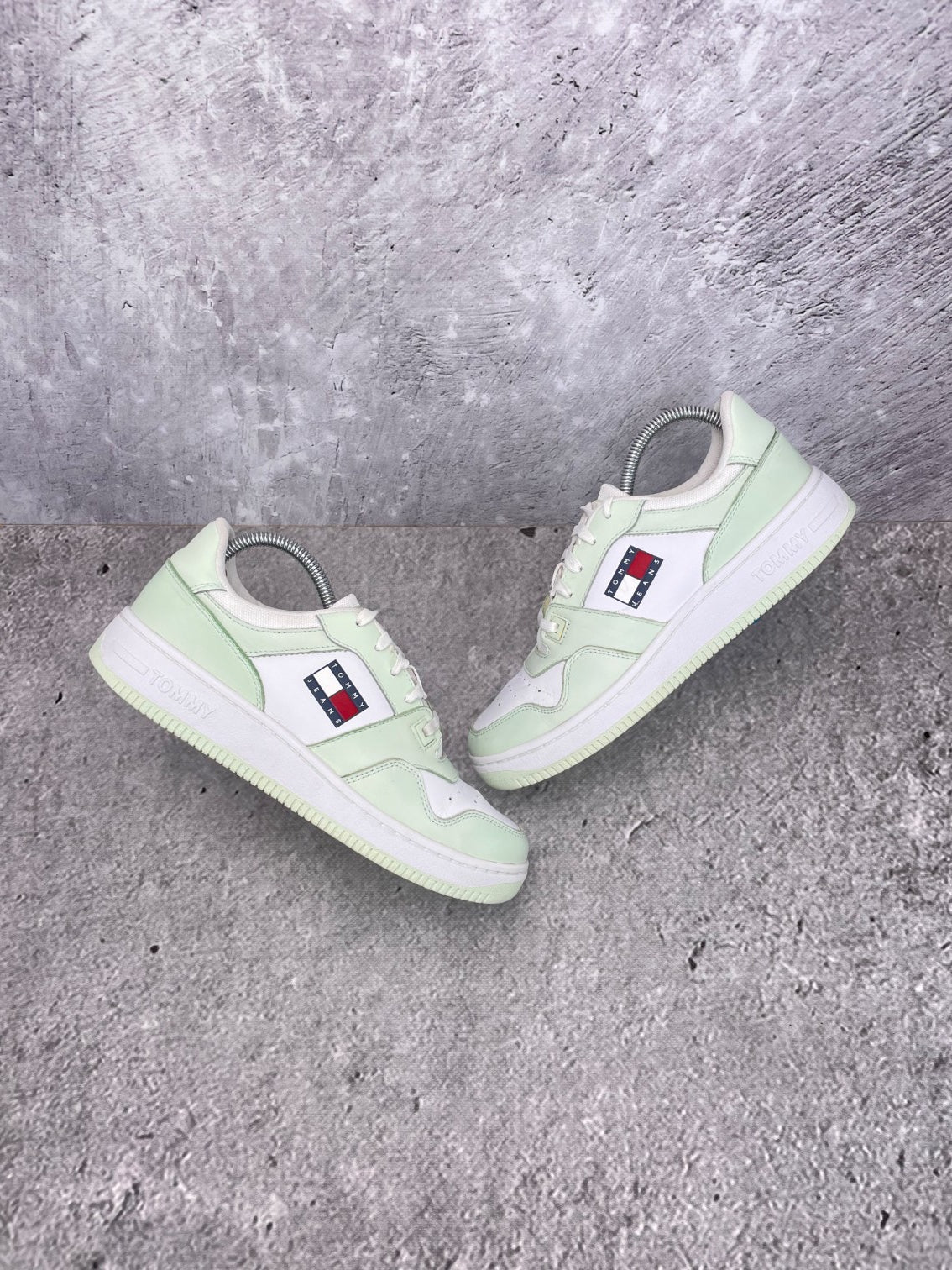 Tommy Hilfiger Retro Basketball Sneaker EN0EN02102_LXW - buty sportowe, widok z góry na zewnętrzną stronę butów