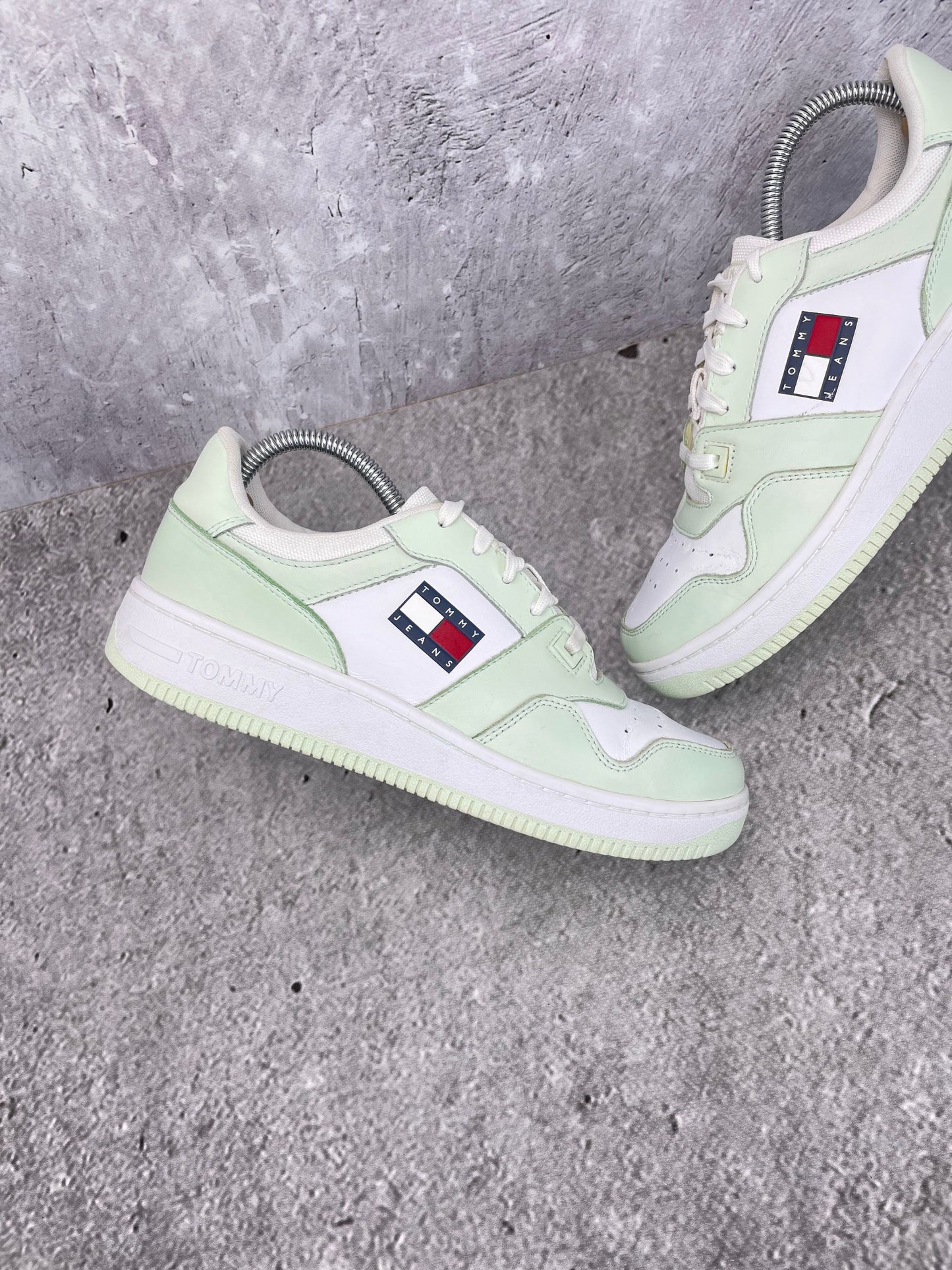 Tommy Hilfiger Retro Basketball Sneaker EN0EN02102_LXW - buty sportowe, zewnętrzny panel lewego buta