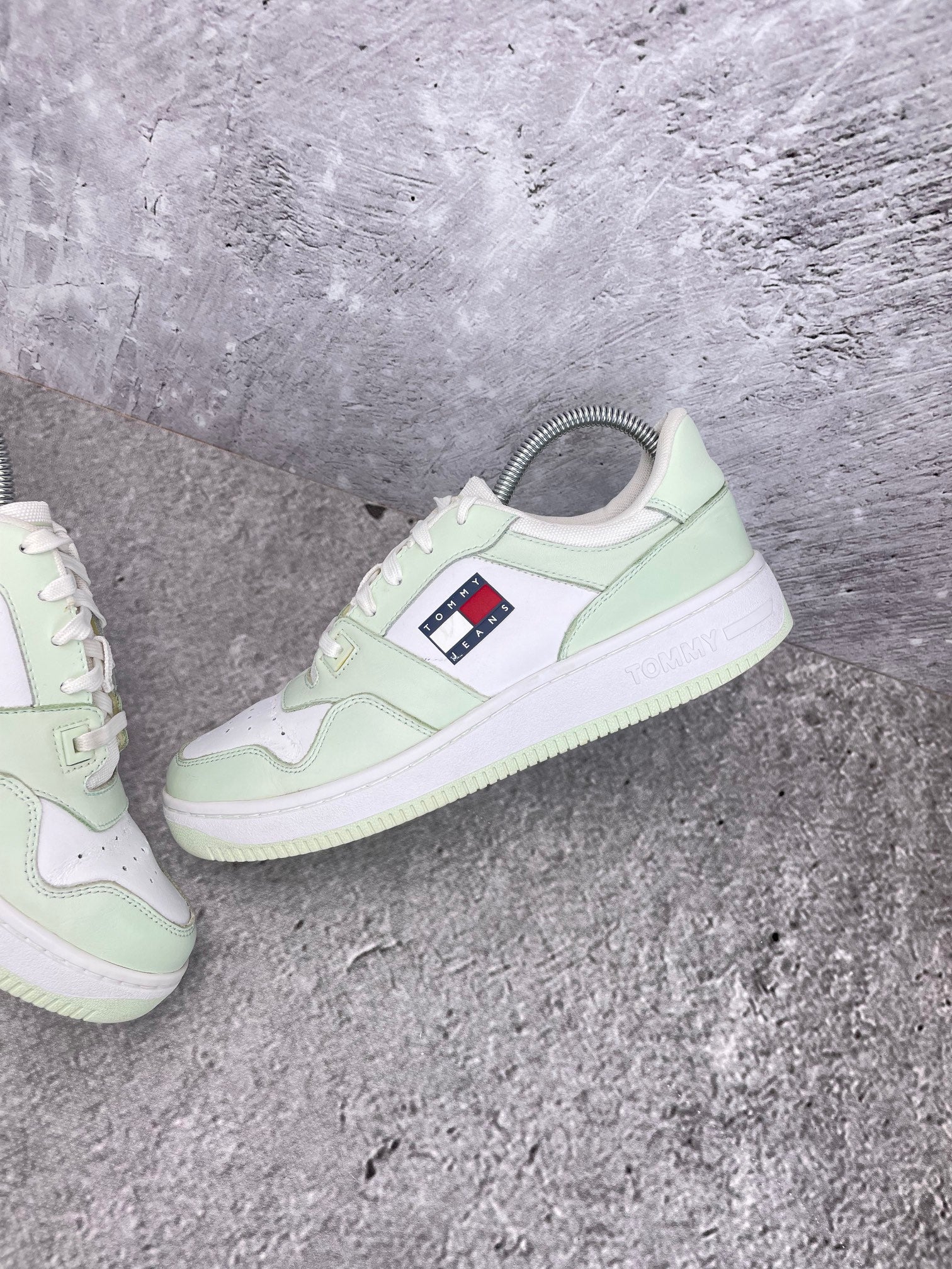 Tommy Hilfiger Retro Basketball Sneaker EN0EN02102_LXW - buty sportowe, widok z góry na wewnętrzną stronę butów