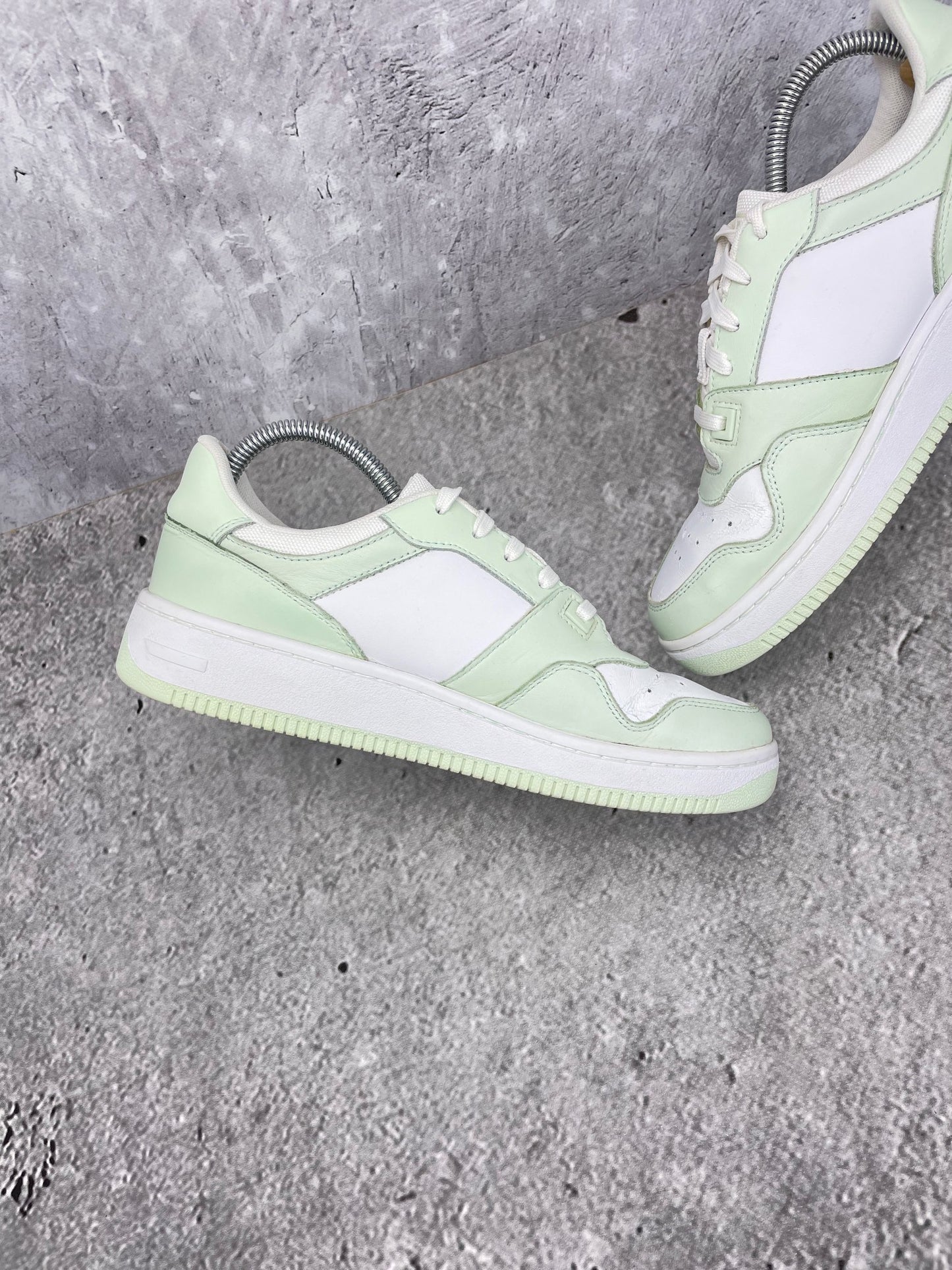 Tommy Hilfiger Retro Basketball Sneaker EN0EN02102_LXW - buty sportowe, wewnętrzny panel lewego buta