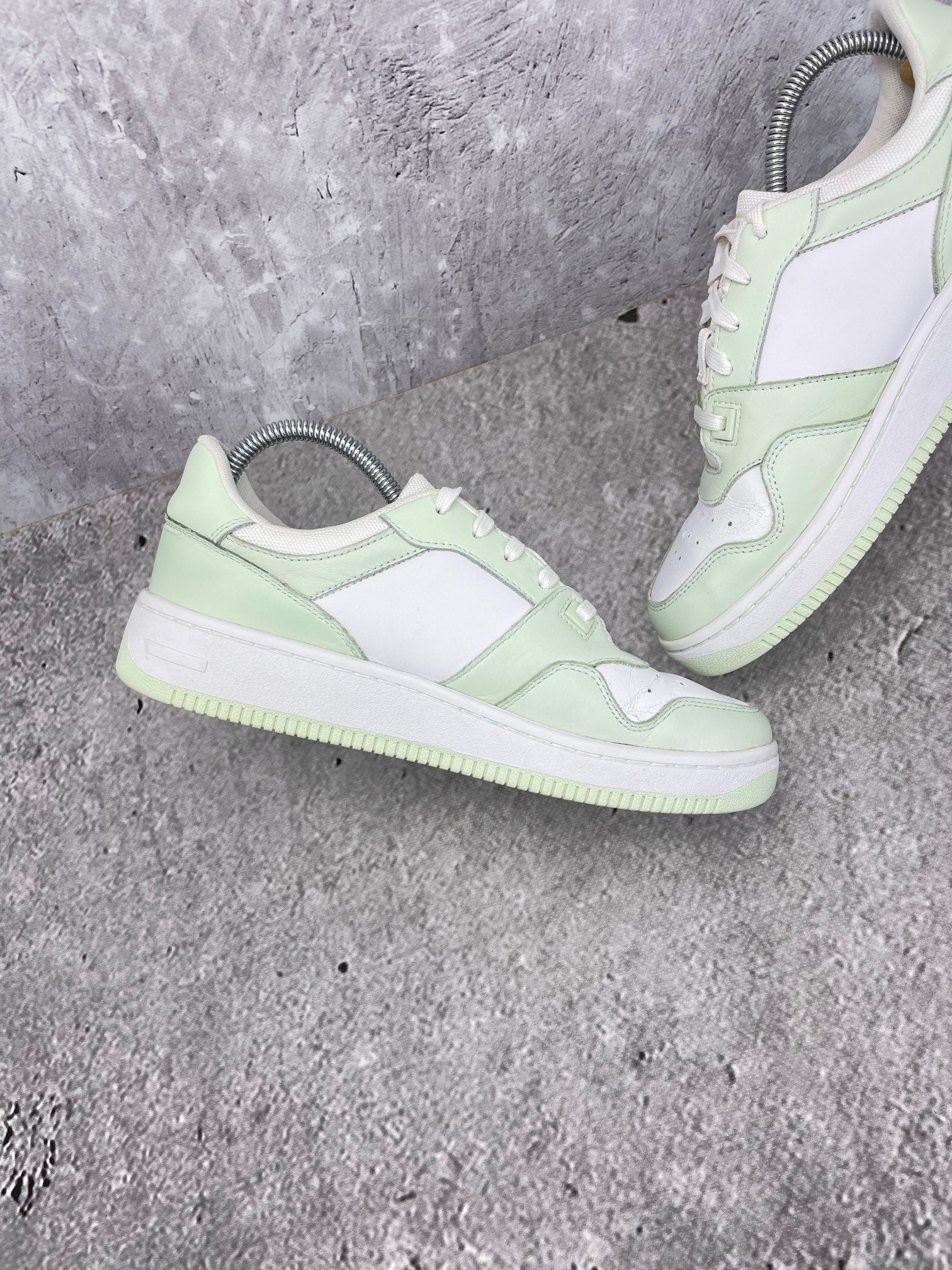 Tommy Hilfiger Retro Basketball Sneaker EN0EN02102_LXW - buty sportowe, wewnętrzny panel lewego buta