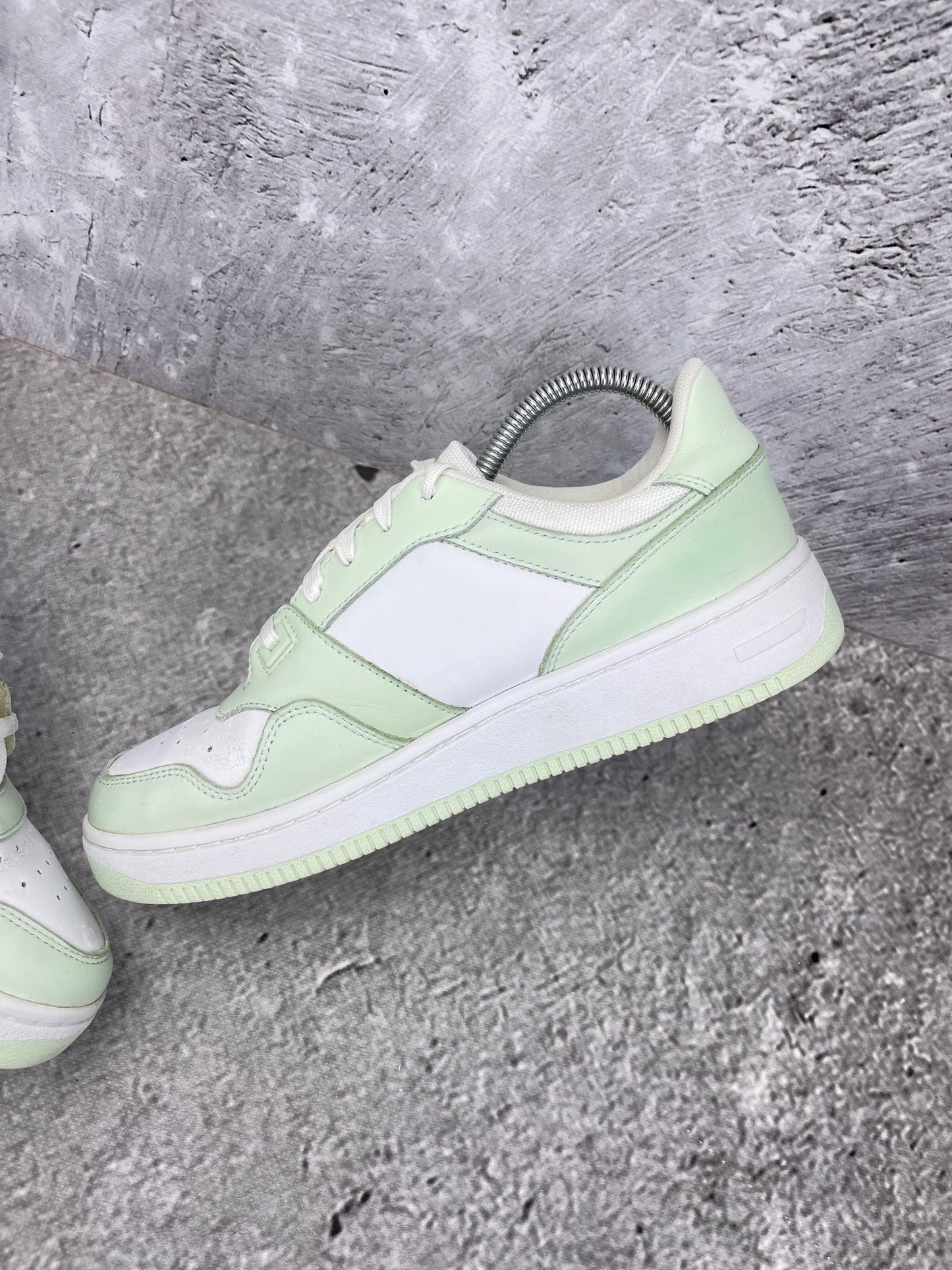 Tommy Hilfiger Retro Basketball Sneaker EN0EN02102_LXW - buty sportowe, wewnętrzny panel prawego buta