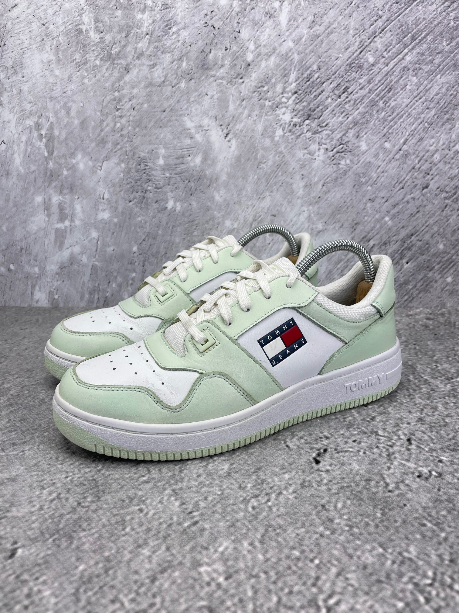 Tommy Hilfiger Retro Basketball Sneaker EN0EN02102_LXW - buty sportowe, widok z boku na tle studyjnym