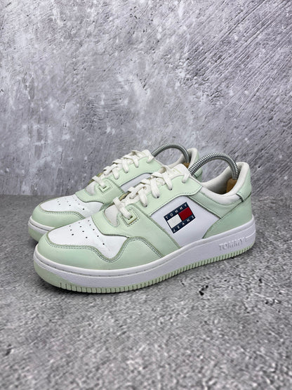 Tommy Hilfiger Retro Basketball Sneaker EN0EN02102_LXW - buty sportowe, widok z boku na tle studyjnym