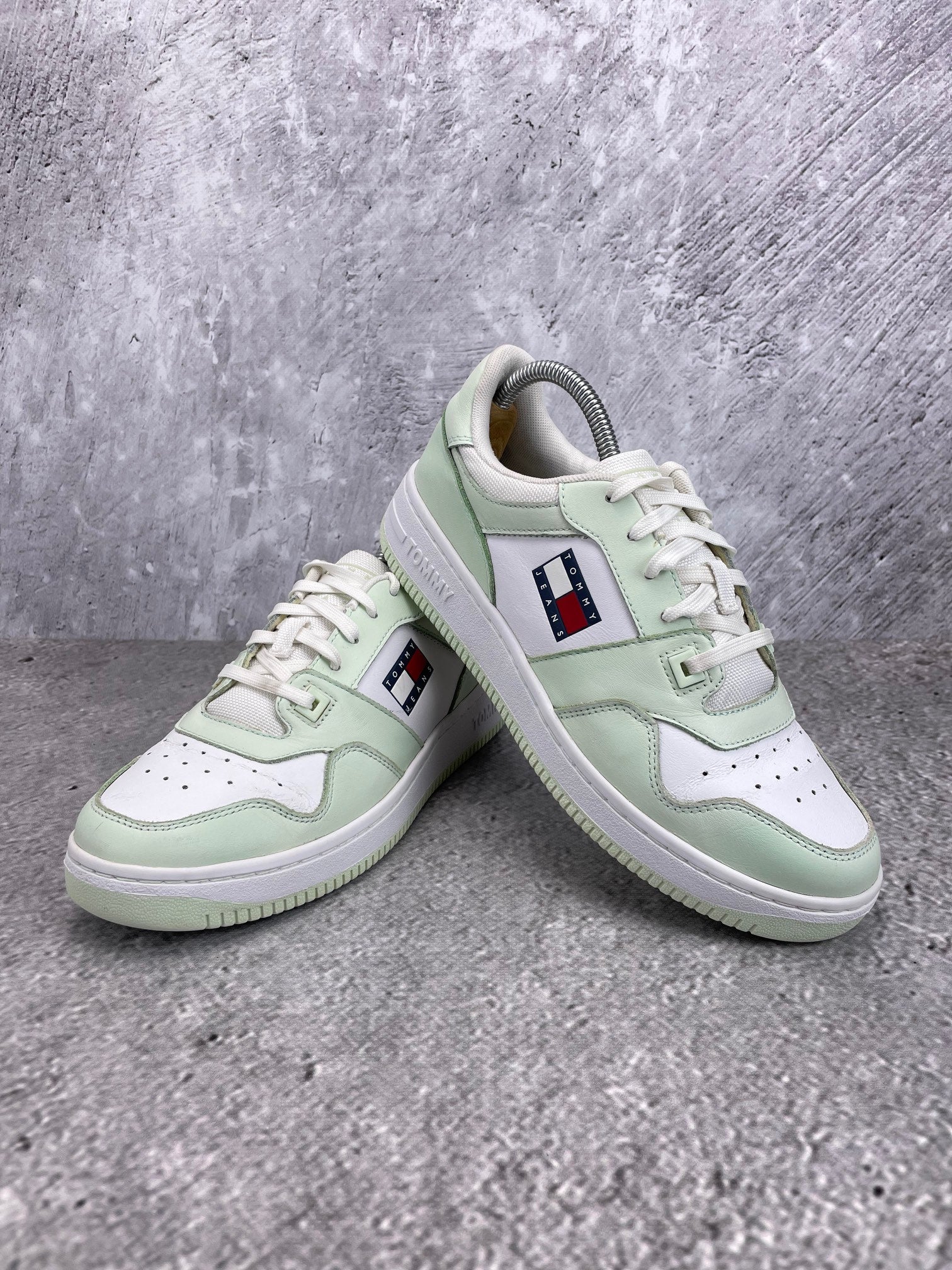 Tommy Hilfiger Retro Basketball Sneaker EN0EN02102_LXW - buty sportowe, para butów, widok z boku na tle studyjnym