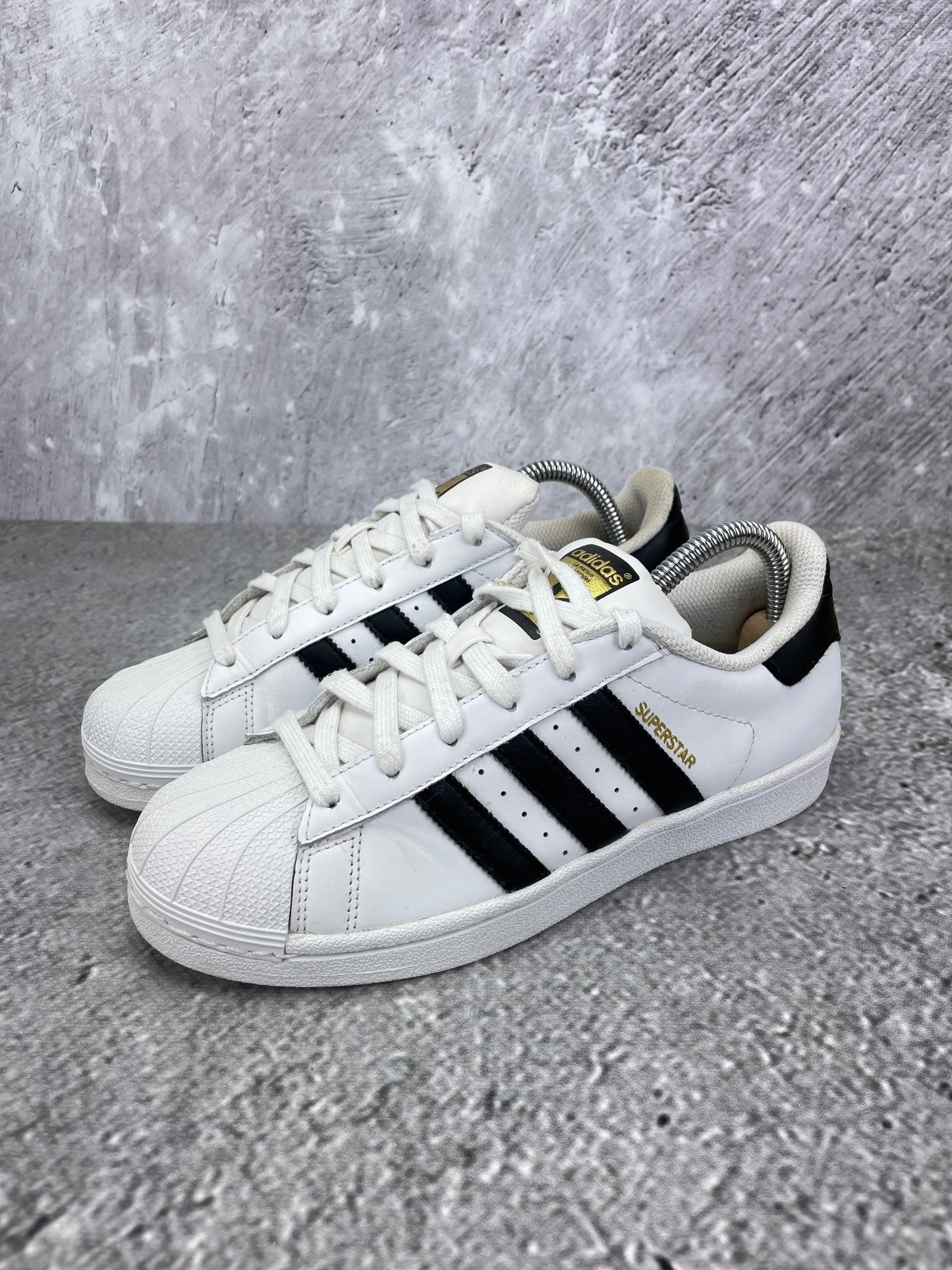 Adidas Superstar II White Gold Tongue - buty sportowe, widok z boku na tle studyjnym