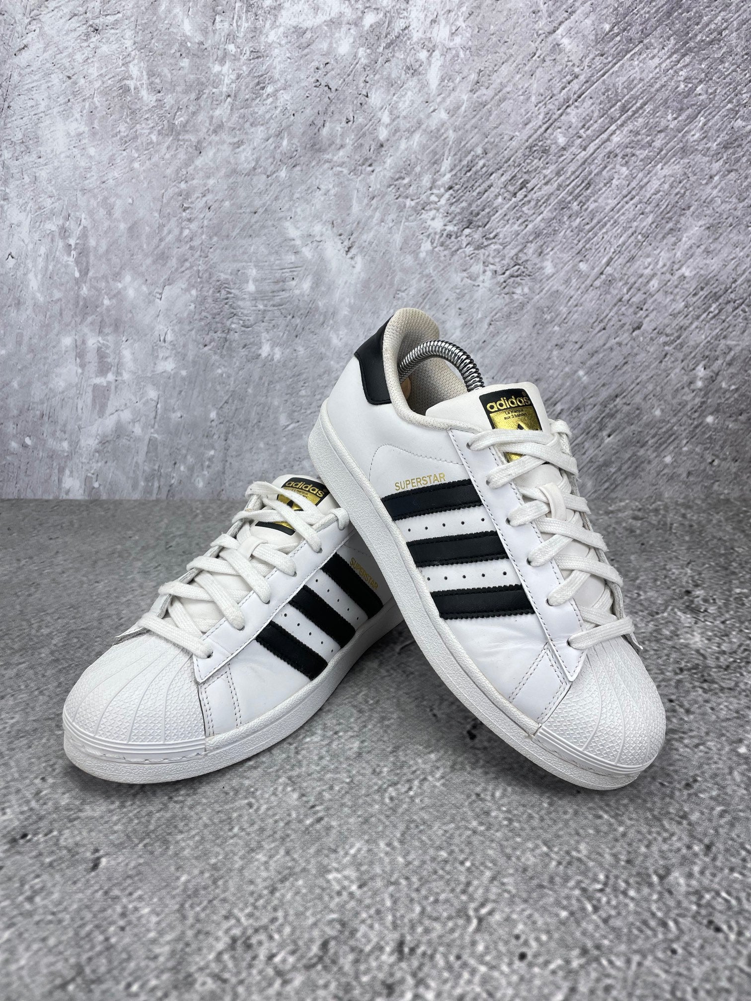 Adidas Superstar II White Gold Tongue - buty sportowe, para butów, widok z boku na tle studyjnym