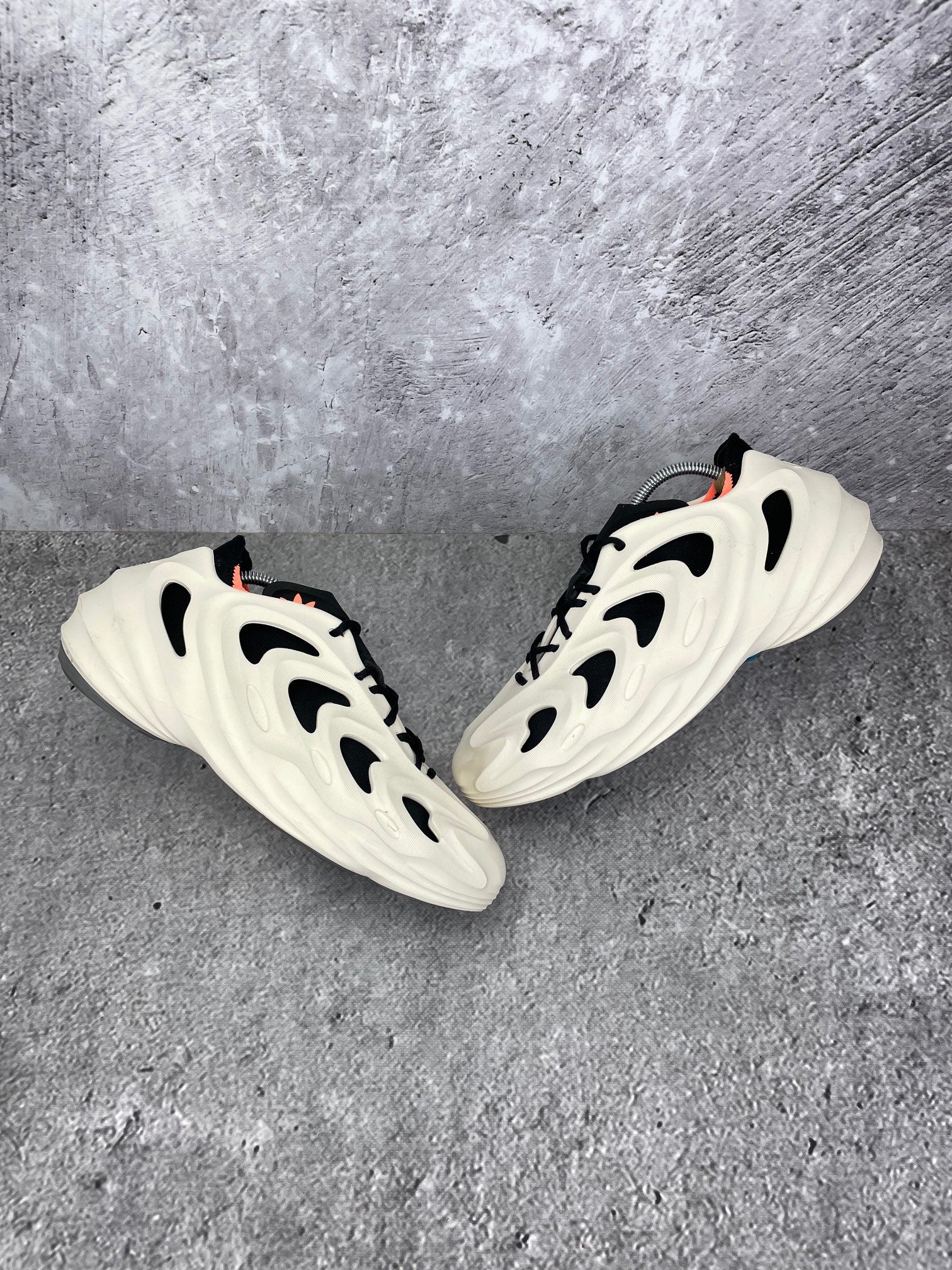 Adidas AdiFOM Q HP6528 - buty sportowe, widok z góry na zewnętrzną stronę butów