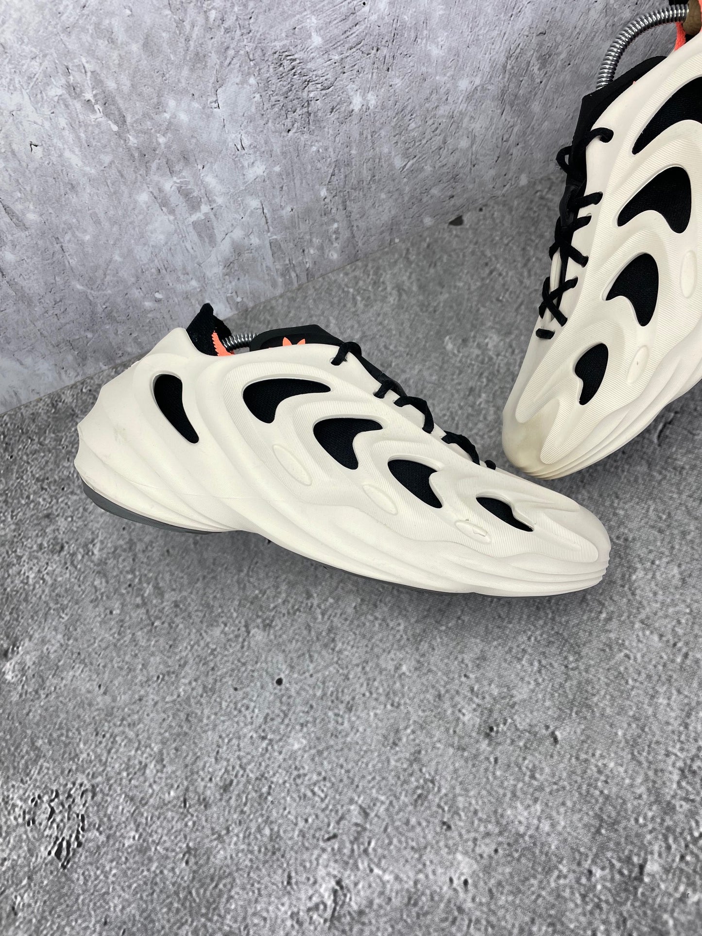 Adidas AdiFOM Q HP6528 - buty sportowe, zewnętrzny panel lewego buta