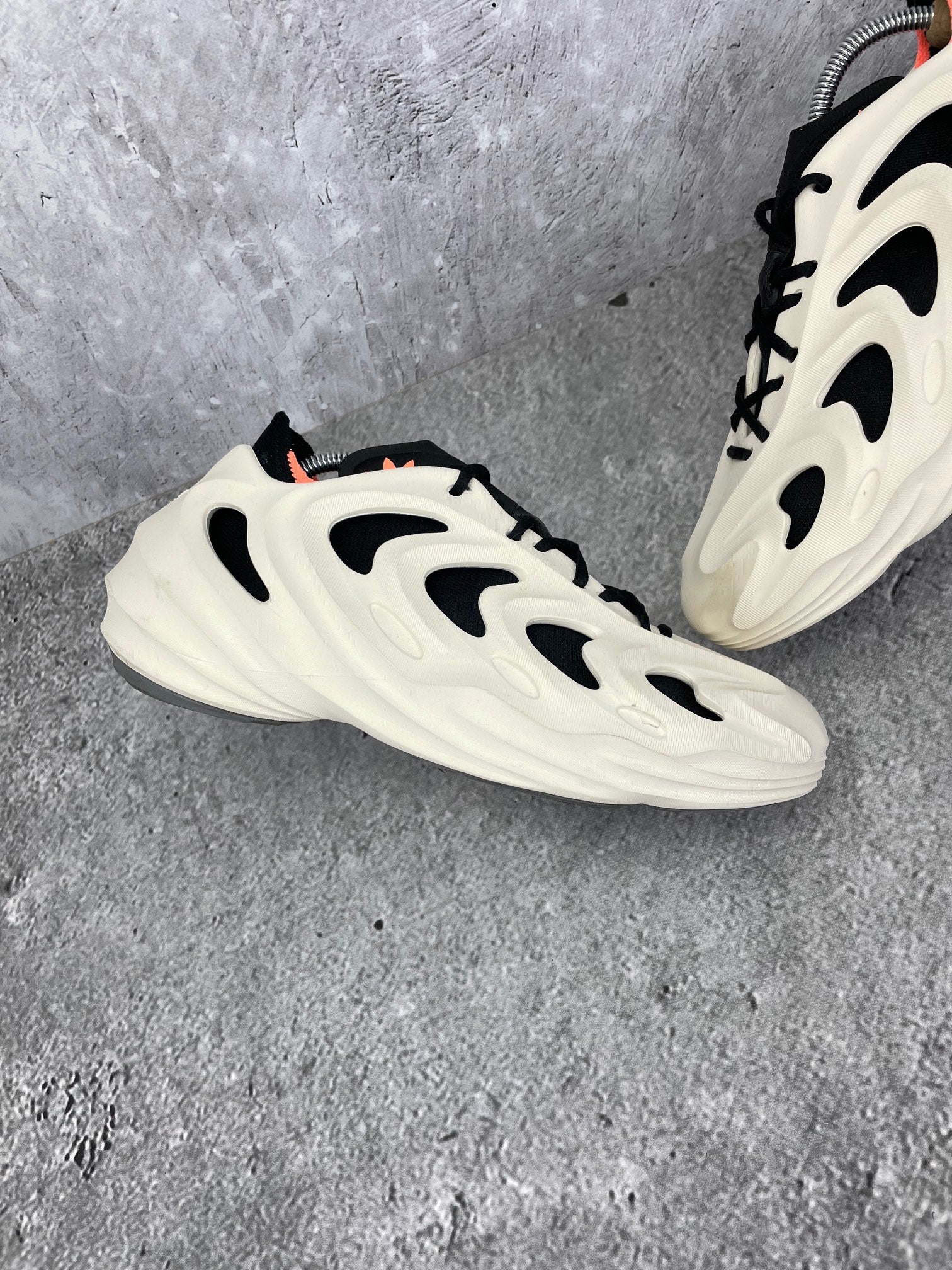 Adidas AdiFOM Q HP6528 - buty sportowe, zewnętrzny panel lewego buta