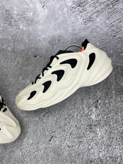 Adidas AdiFOM Q HP6528 - buty sportowe, widok z góry na wewnętrzną stronę butów