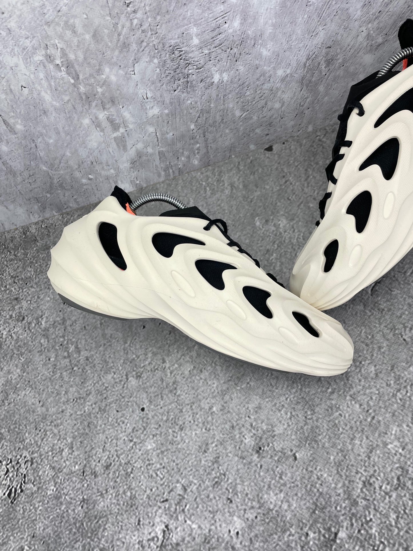 Adidas AdiFOM Q HP6528 - buty sportowe, wewnętrzny panel lewego buta