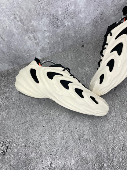 Adidas AdiFOM Q HP6528 - buty sportowe, wewnętrzny panel lewego buta