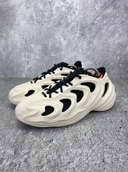 Adidas AdiFOM Q HP6528 - buty sportowe, widok z boku na tle studyjnym