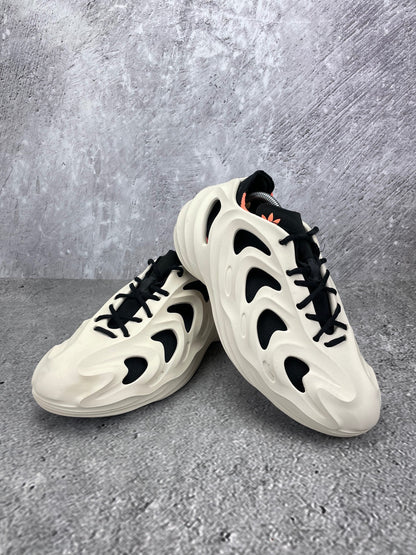 Adidas AdiFOM Q HP6528 - buty sportowe, para butów, widok z boku na tle studyjnym